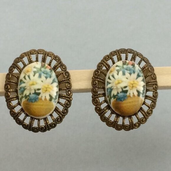 Daisy Flowers Filigree Framed Cabachon Clip On Earrings Oval Cottagecore Granny - Picture 1 of 15